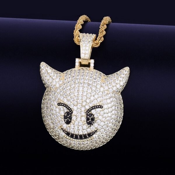 Collier Pendentif Expression Démoniaque Doré - 3