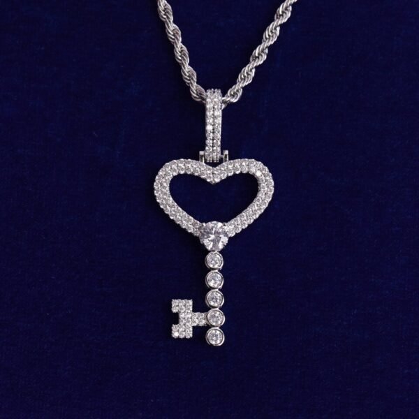 Collier clé pour femmes en doré orné de strass - 7